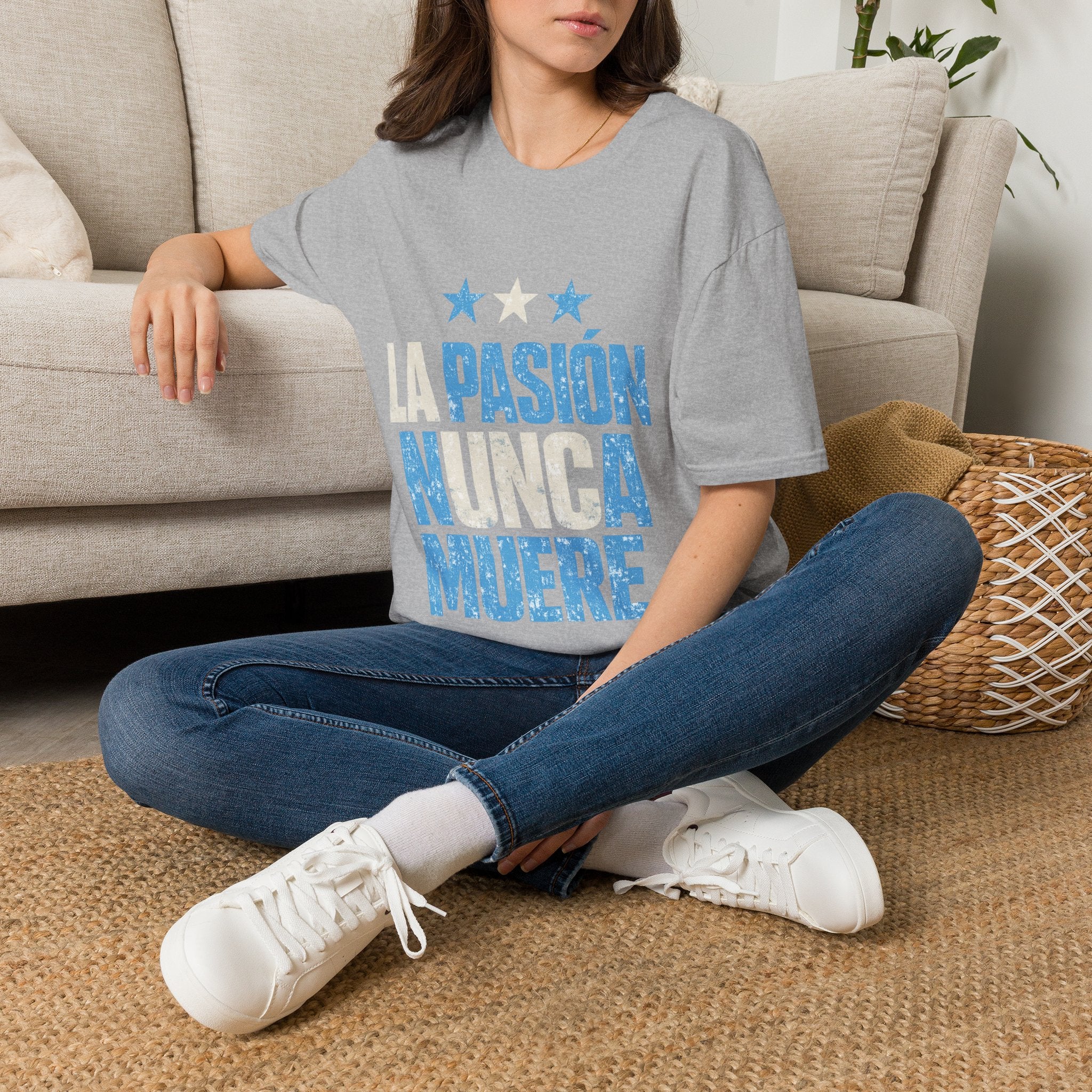 Argentina Fan Shirt La Pasión Nunca Muere T-Shirt — Spanish Pride Soccer/Fan Tee
