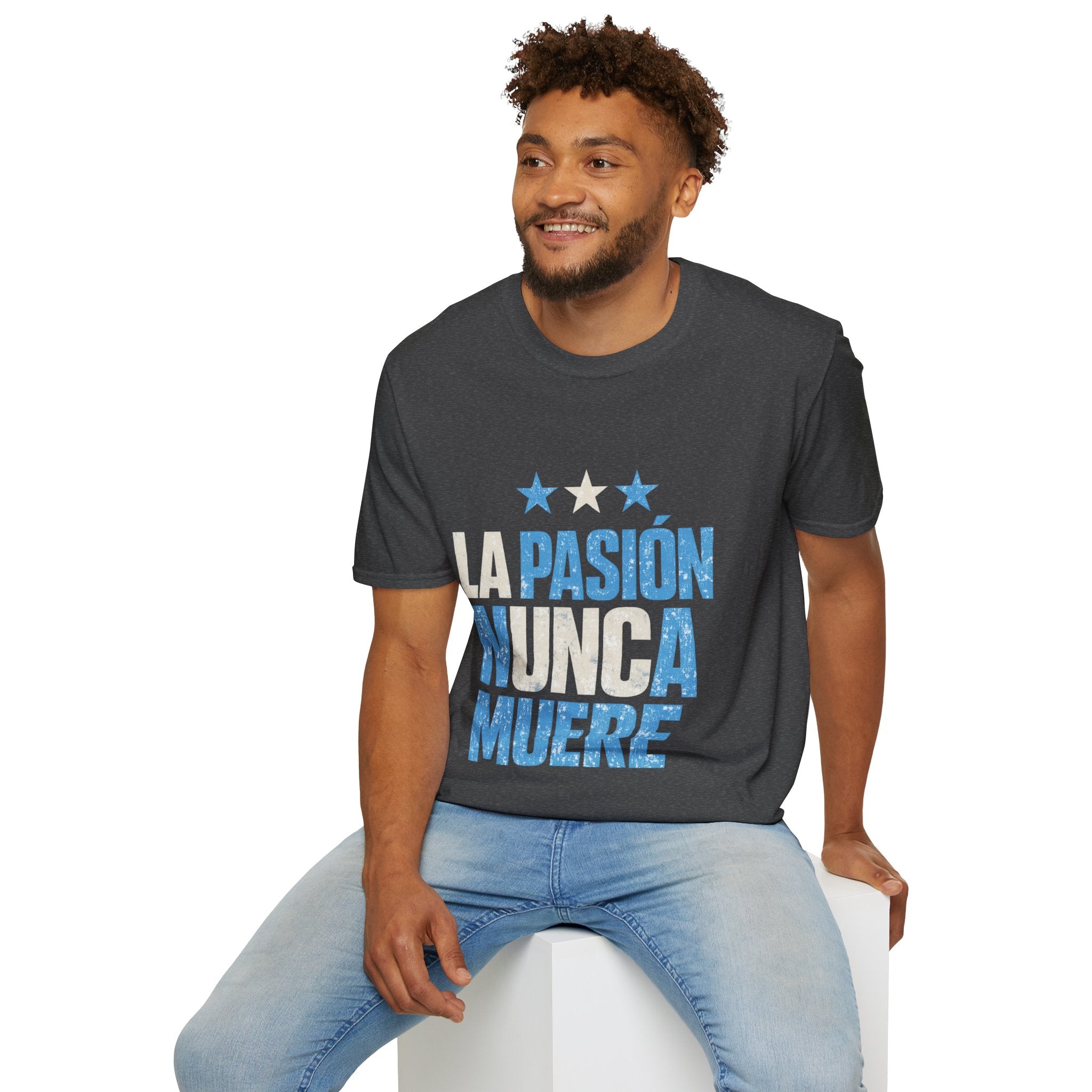 Argentina Fan Shirt La Pasión Nunca Muere T-Shirt — Spanish Pride Soccer/Fan Tee