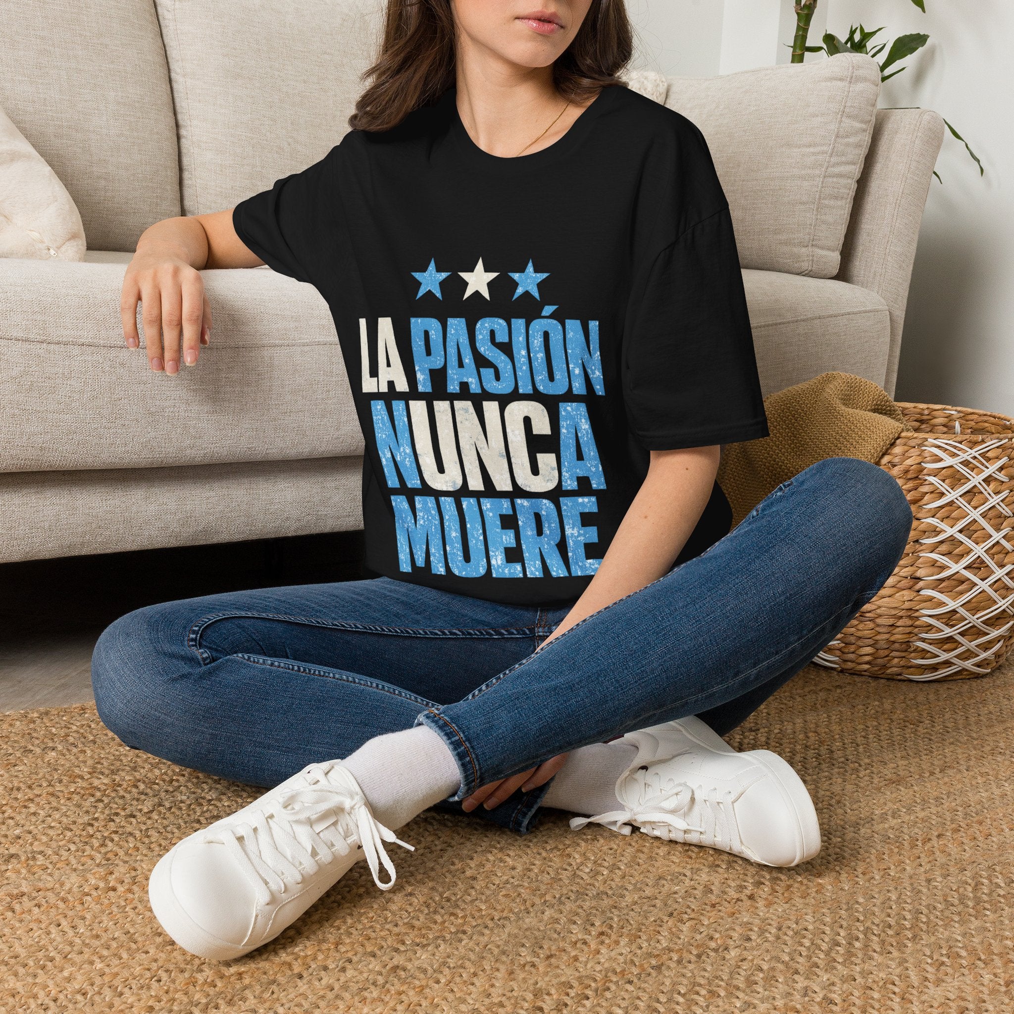 Argentina Fan Shirt La Pasión Nunca Muere T-Shirt — Spanish Pride Soccer/Fan Tee