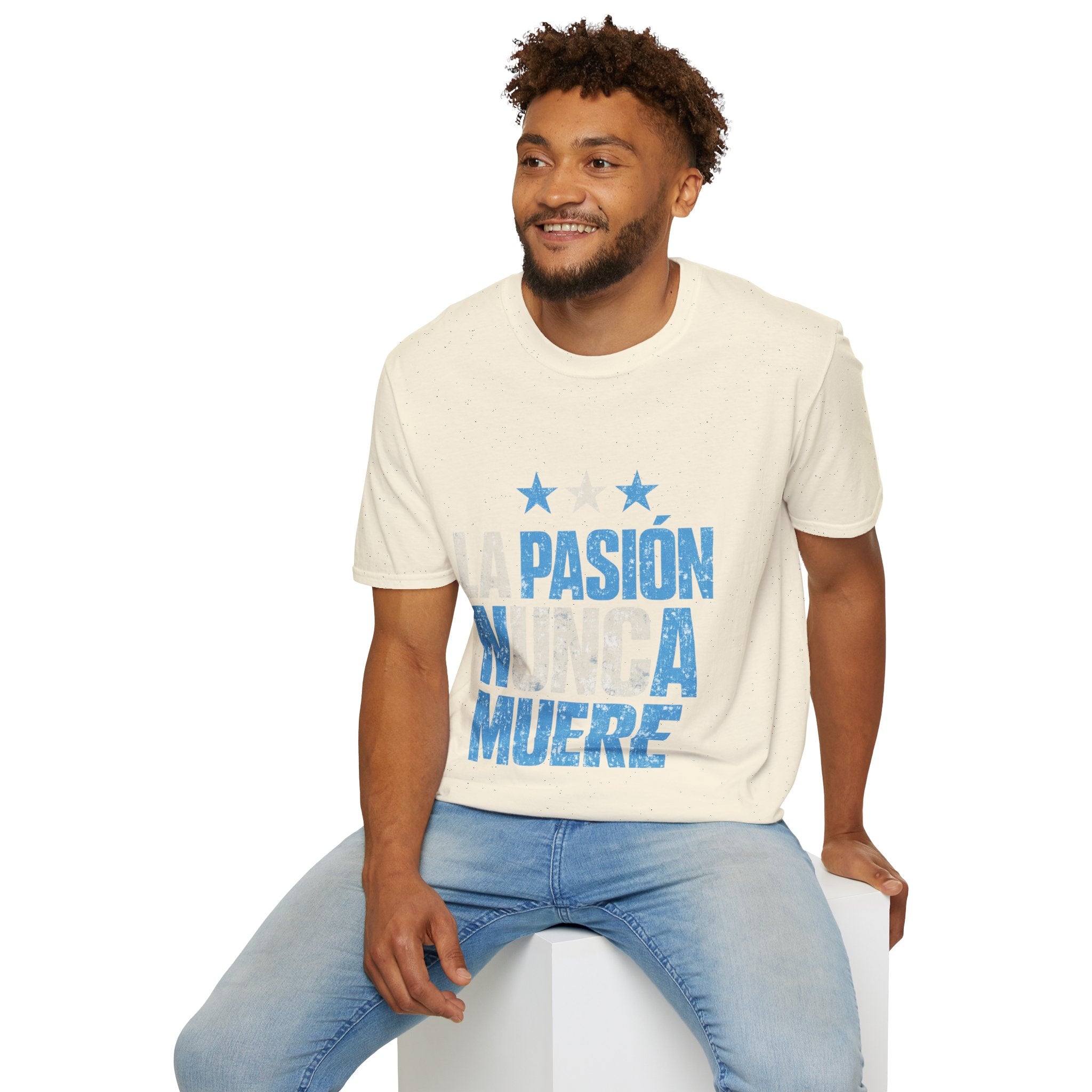 Argentina Fan Shirt La Pasión Nunca Muere T-Shirt — Spanish Pride Soccer/Fan Tee