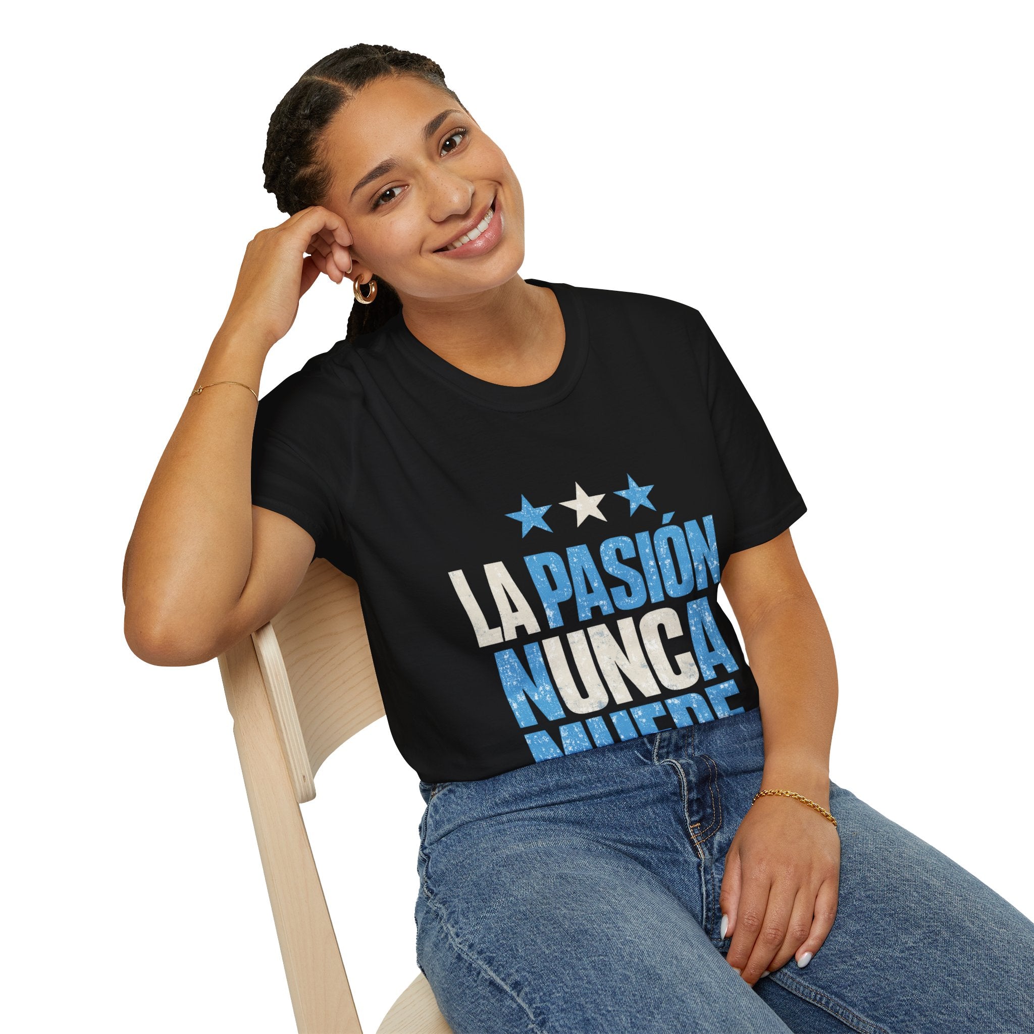 Argentina Fan Shirt La Pasión Nunca Muere T-Shirt — Spanish Pride Soccer/Fan Tee