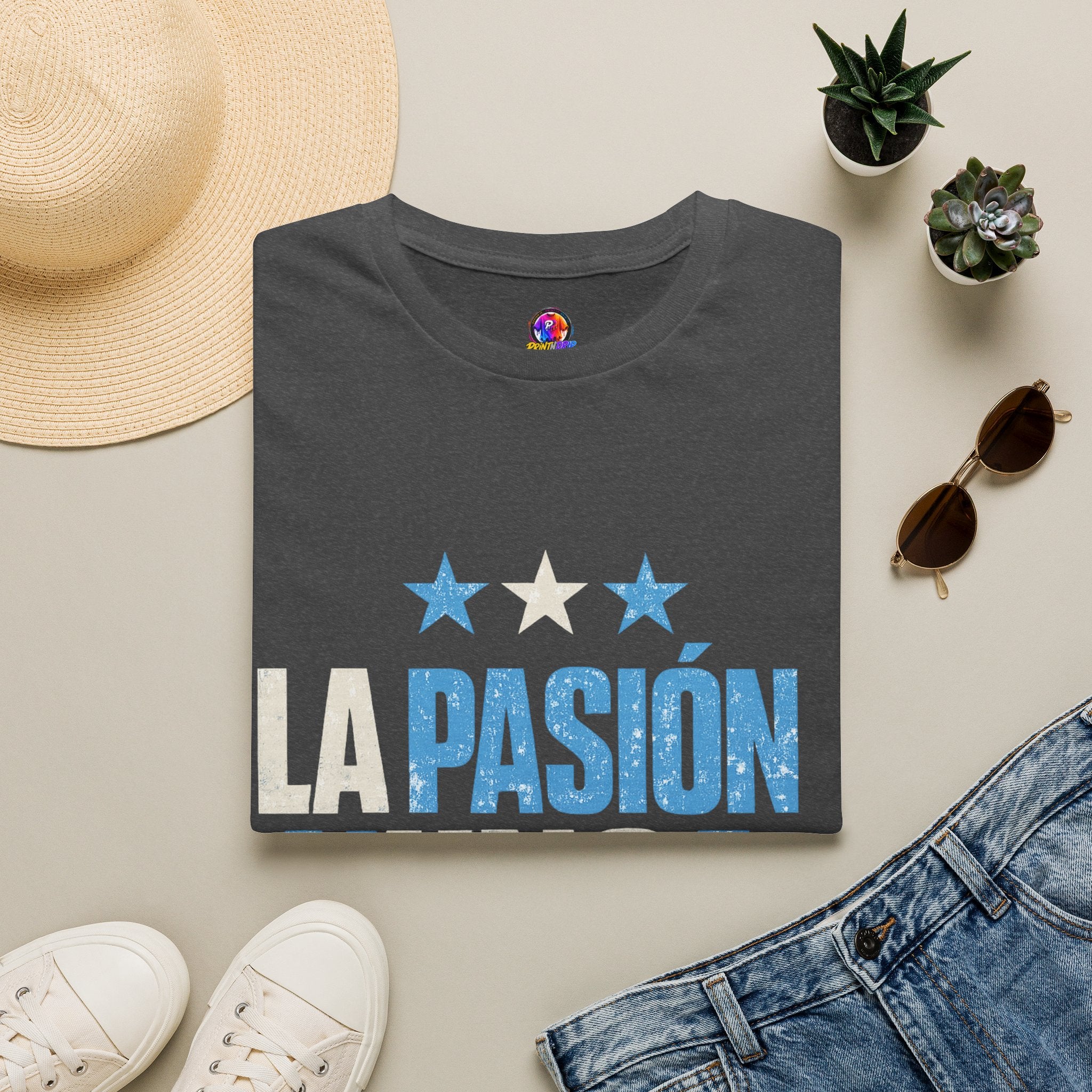 Argentina Fan Shirt La Pasión Nunca Muere T-Shirt — Spanish Pride Soccer/Fan Tee