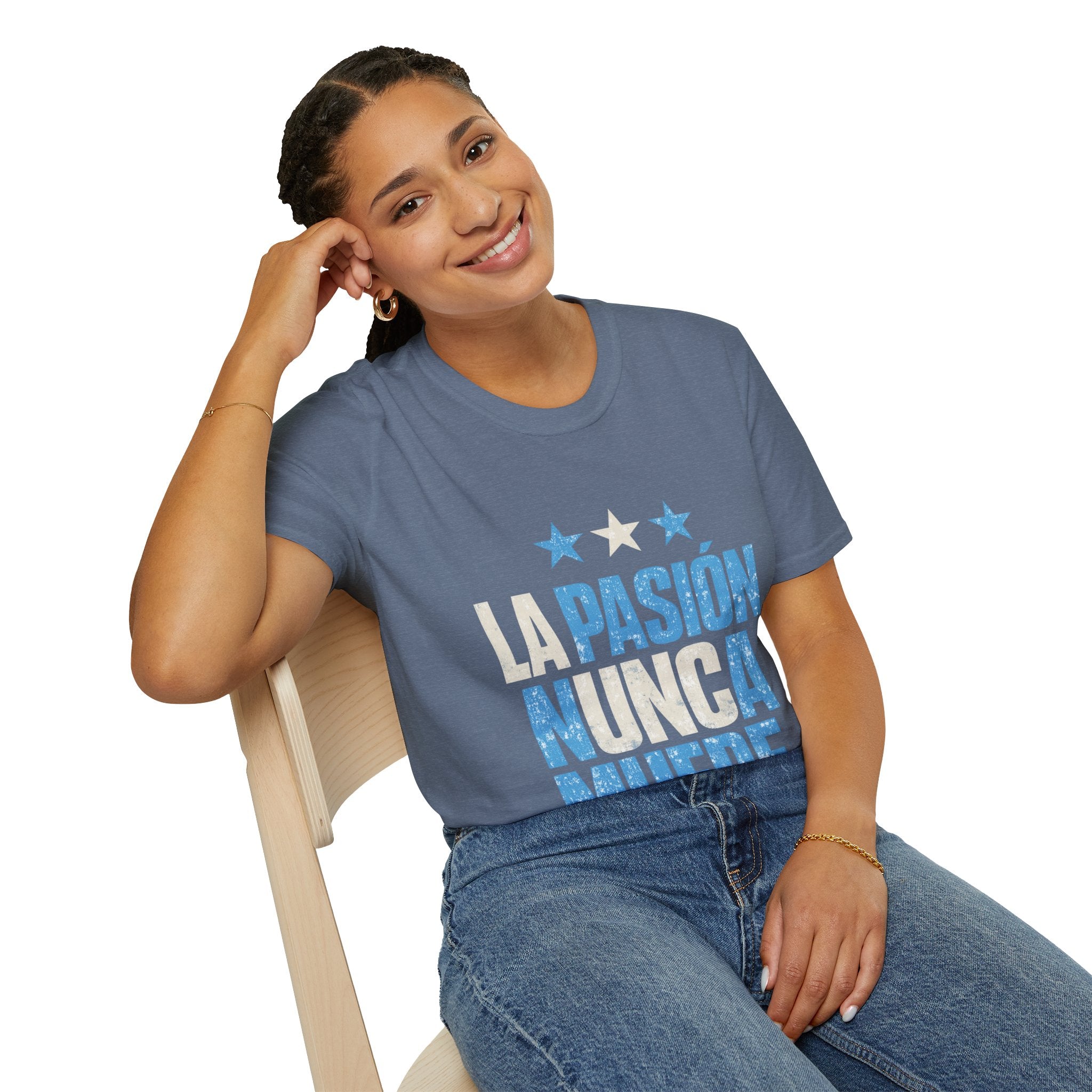 Argentina Fan Shirt La Pasión Nunca Muere T-Shirt — Spanish Pride Soccer/Fan Tee