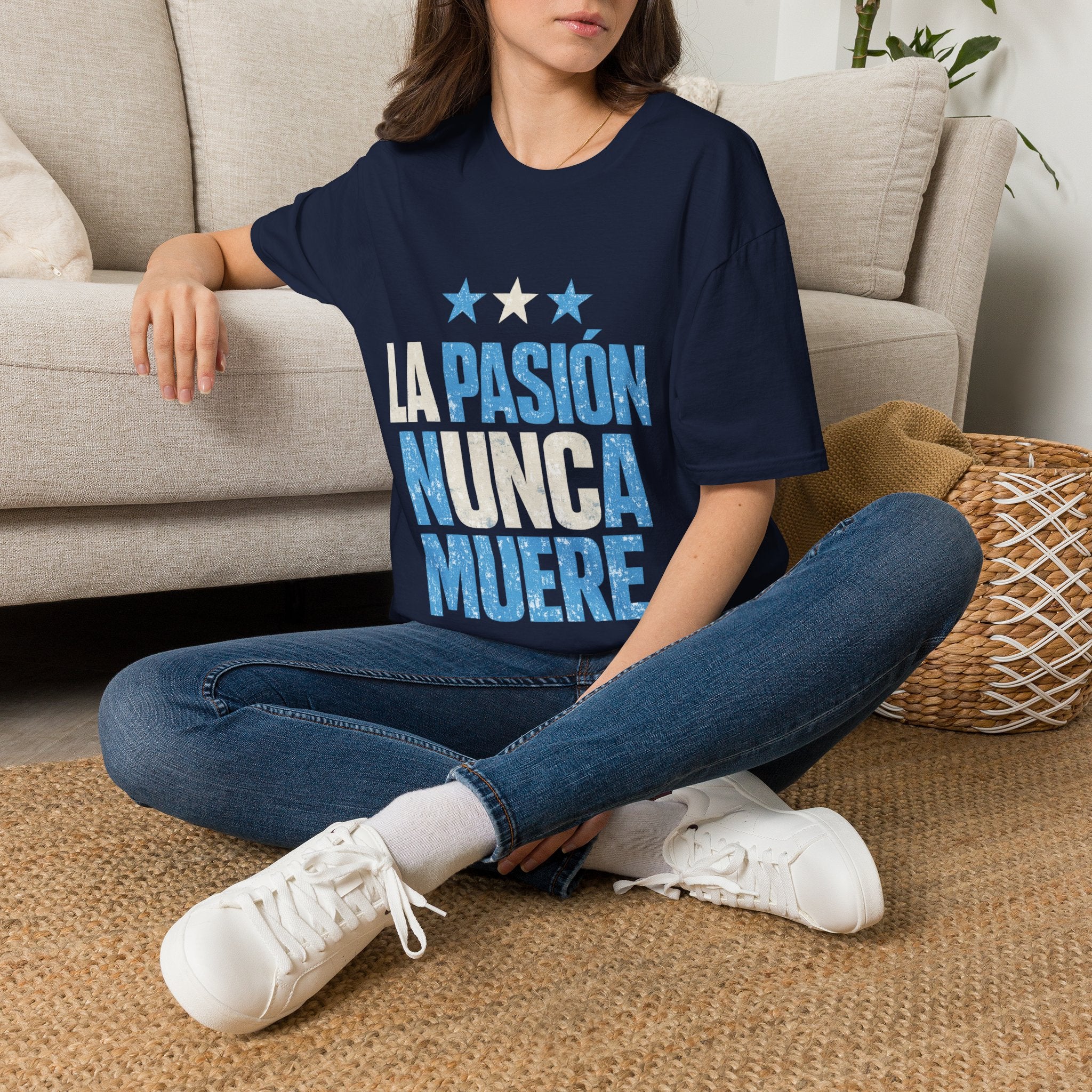 Argentina Fan Shirt La Pasión Nunca Muere T-Shirt — Spanish Pride Soccer/Fan Tee
