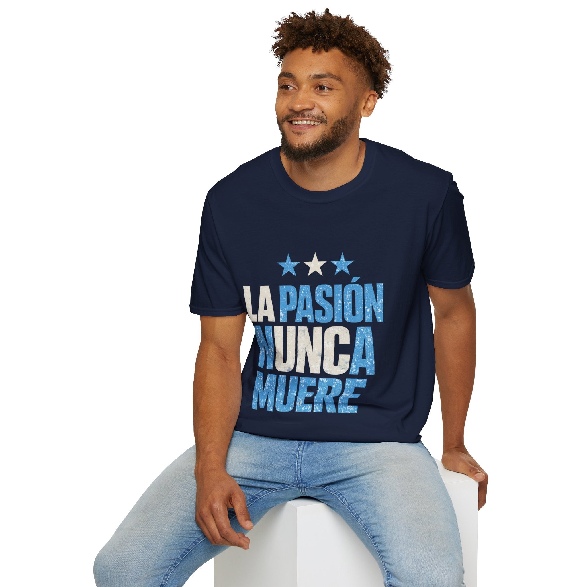 Argentina Fan Shirt La Pasión Nunca Muere T-Shirt — Spanish Pride Soccer/Fan Tee