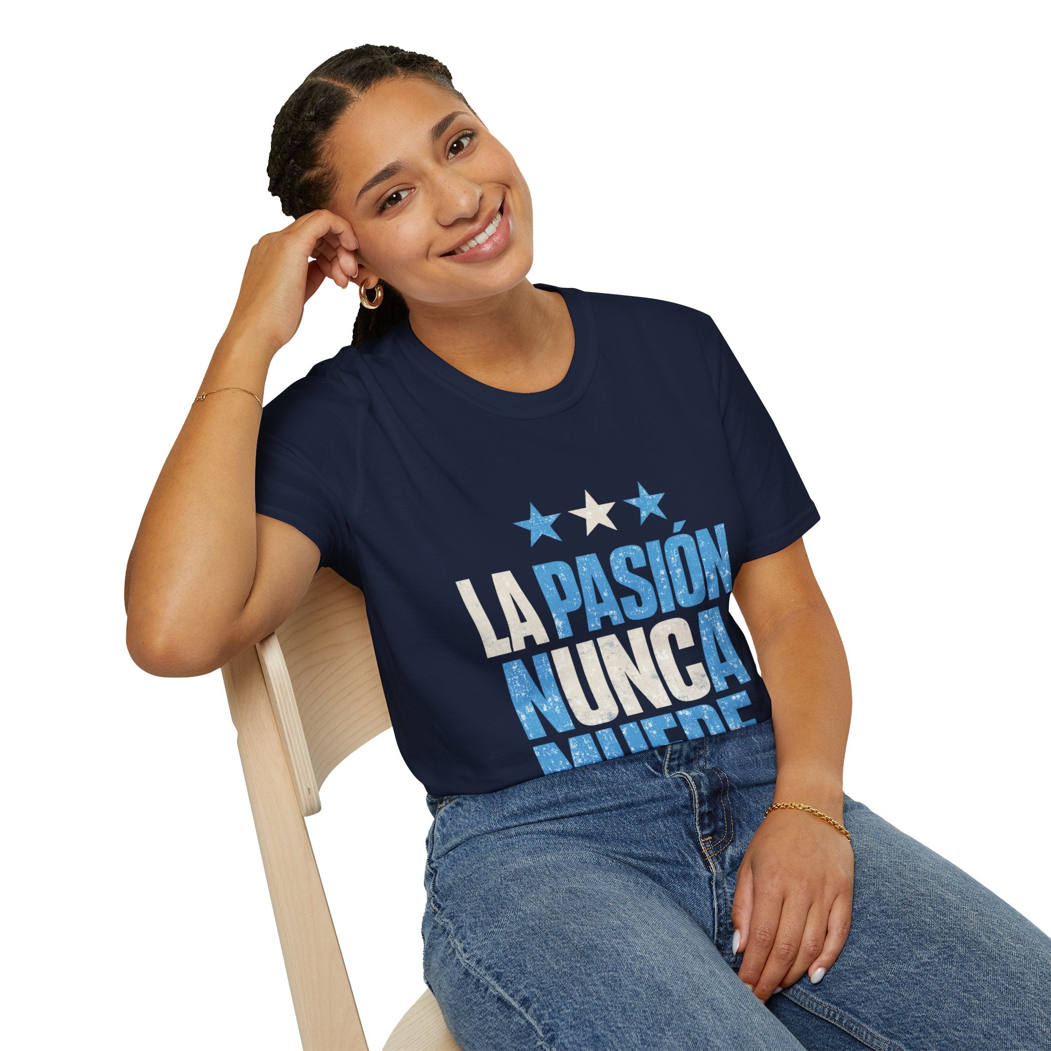 Argentina Fan Shirt La Pasión Nunca Muere T-Shirt — Spanish Pride Soccer/Fan Tee