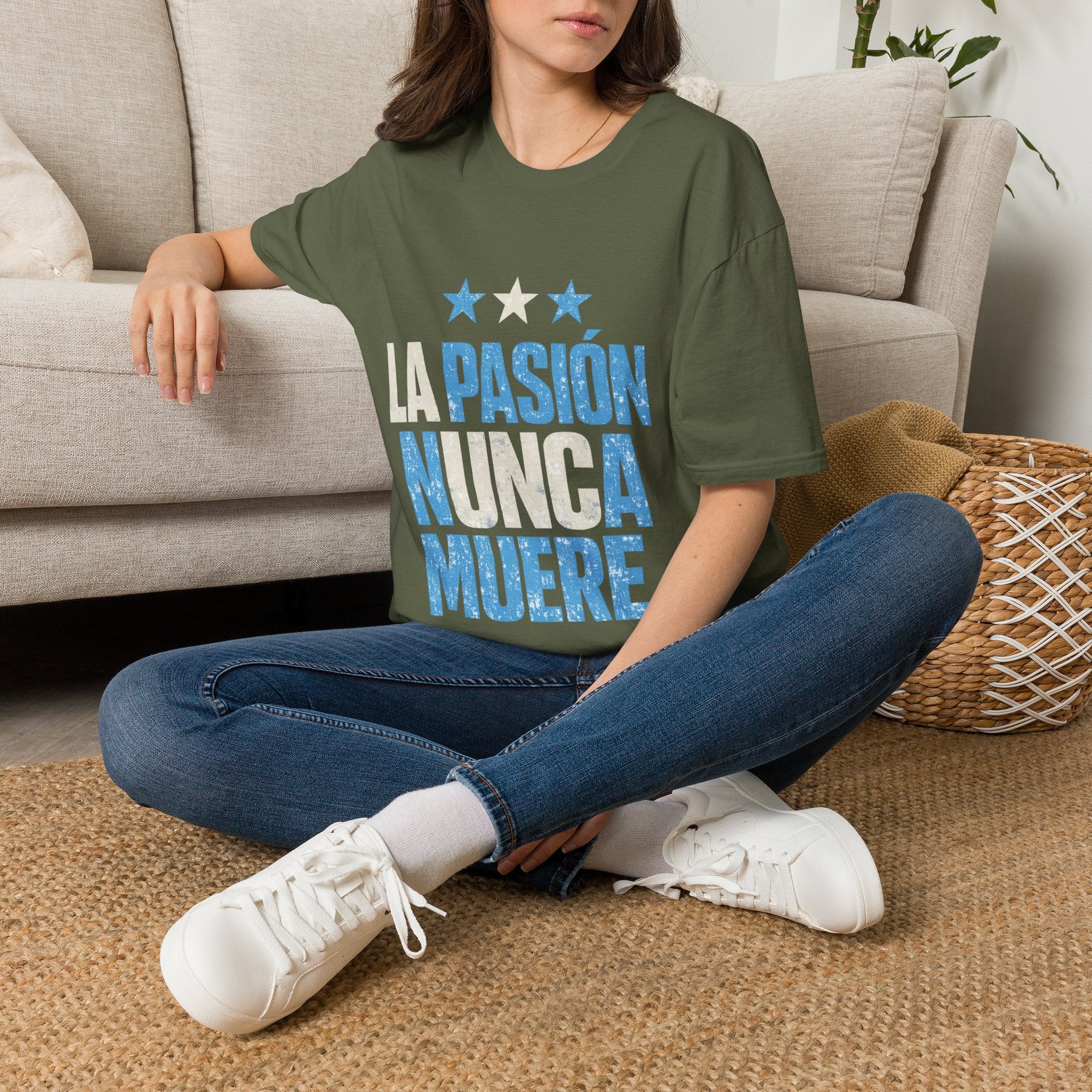 Argentina Fan Shirt La Pasión Nunca Muere T-Shirt — Spanish Pride Soccer/Fan Tee