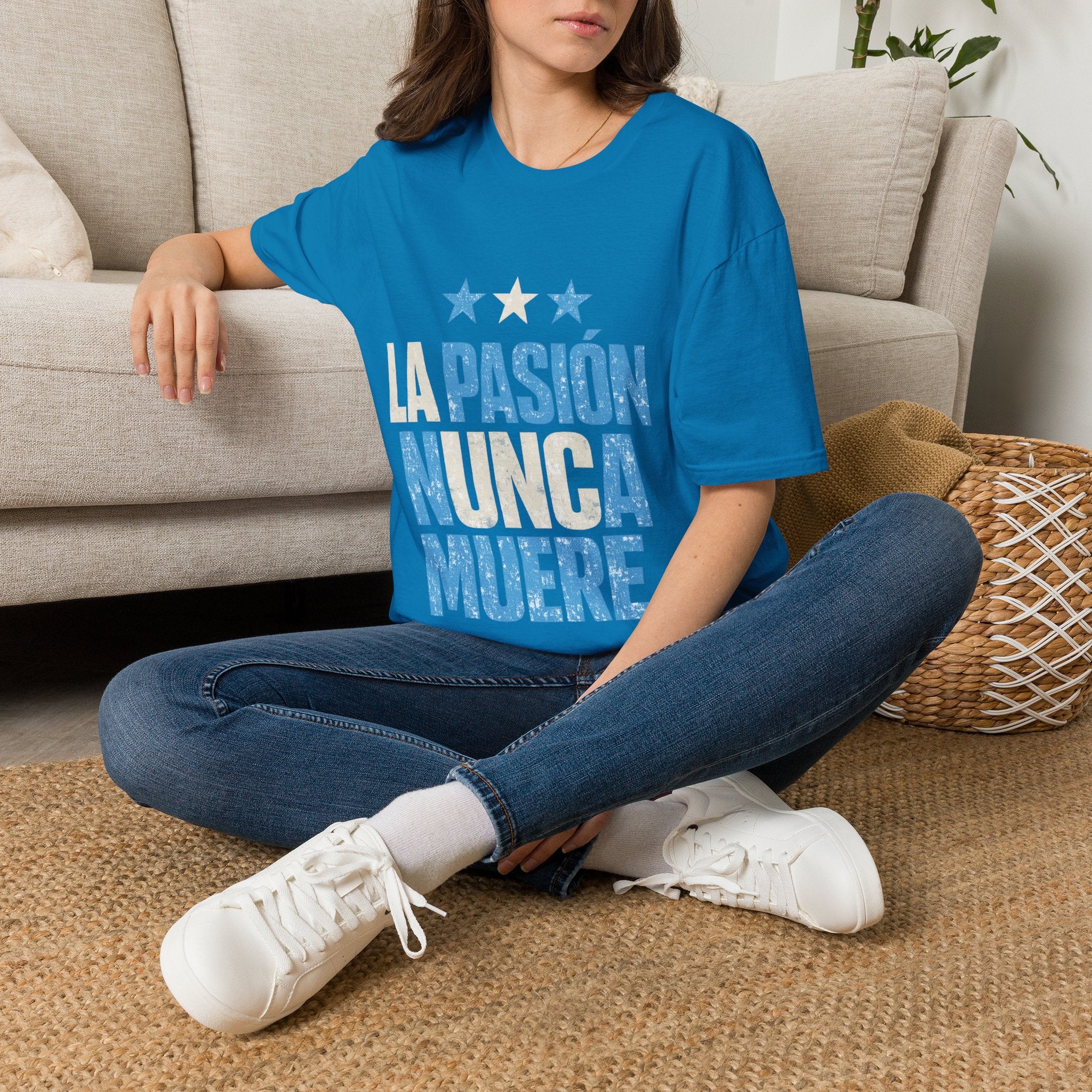 Argentina Fan Shirt La Pasión Nunca Muere T-Shirt — Spanish Pride Soccer/Fan Tee