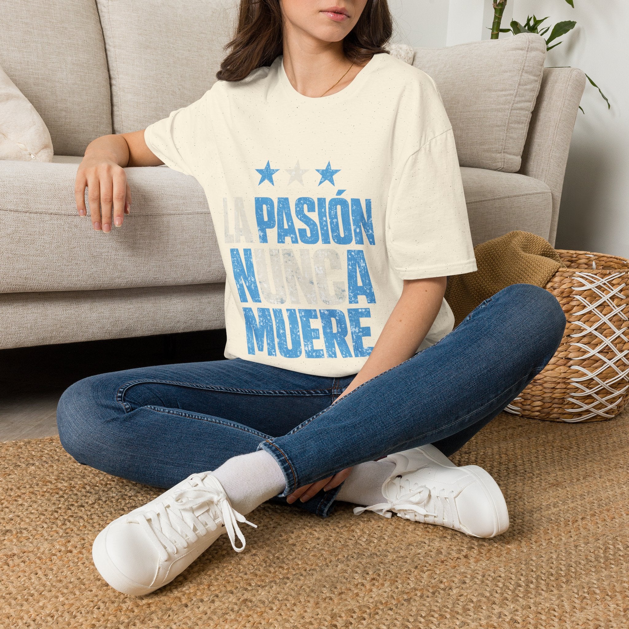 Argentina Fan Shirt La Pasión Nunca Muere T-Shirt — Spanish Pride Soccer/Fan Tee