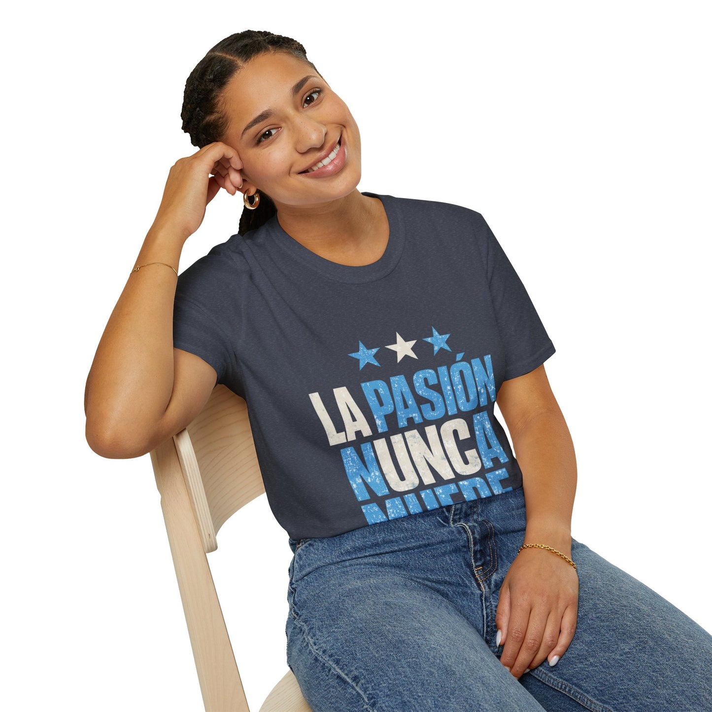 Argentina Fan Shirt La Pasión Nunca Muere T-Shirt — Spanish Pride Soccer/Fan Tee