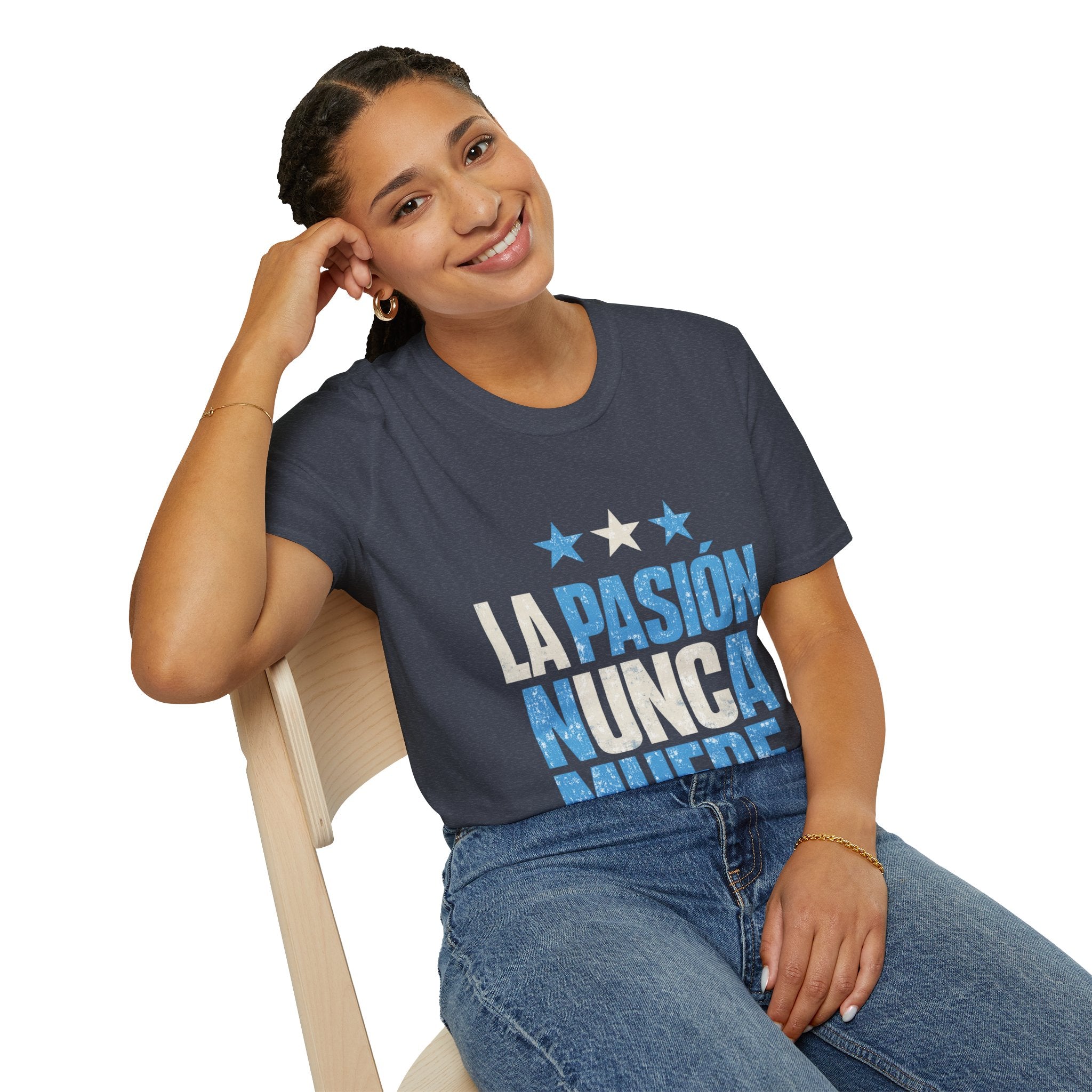 Argentina Fan Shirt La Pasión Nunca Muere T-Shirt — Spanish Pride Soccer/Fan Tee