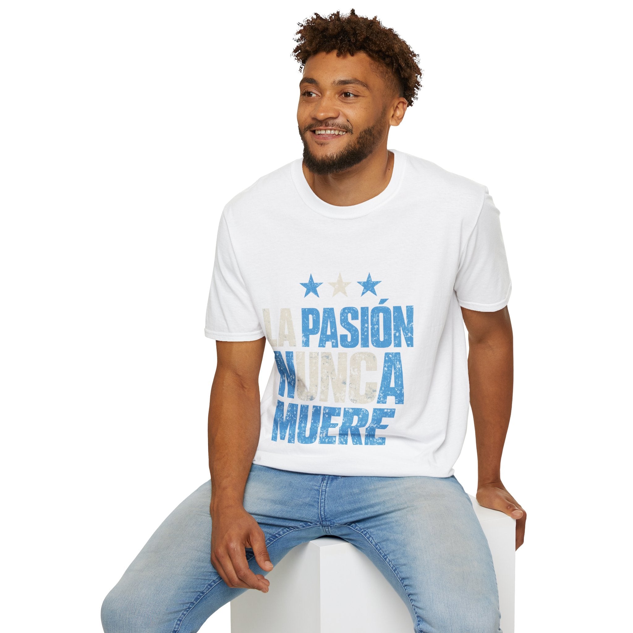 Argentina Fan Shirt La Pasión Nunca Muere T-Shirt — Spanish Pride Soccer/Fan Tee