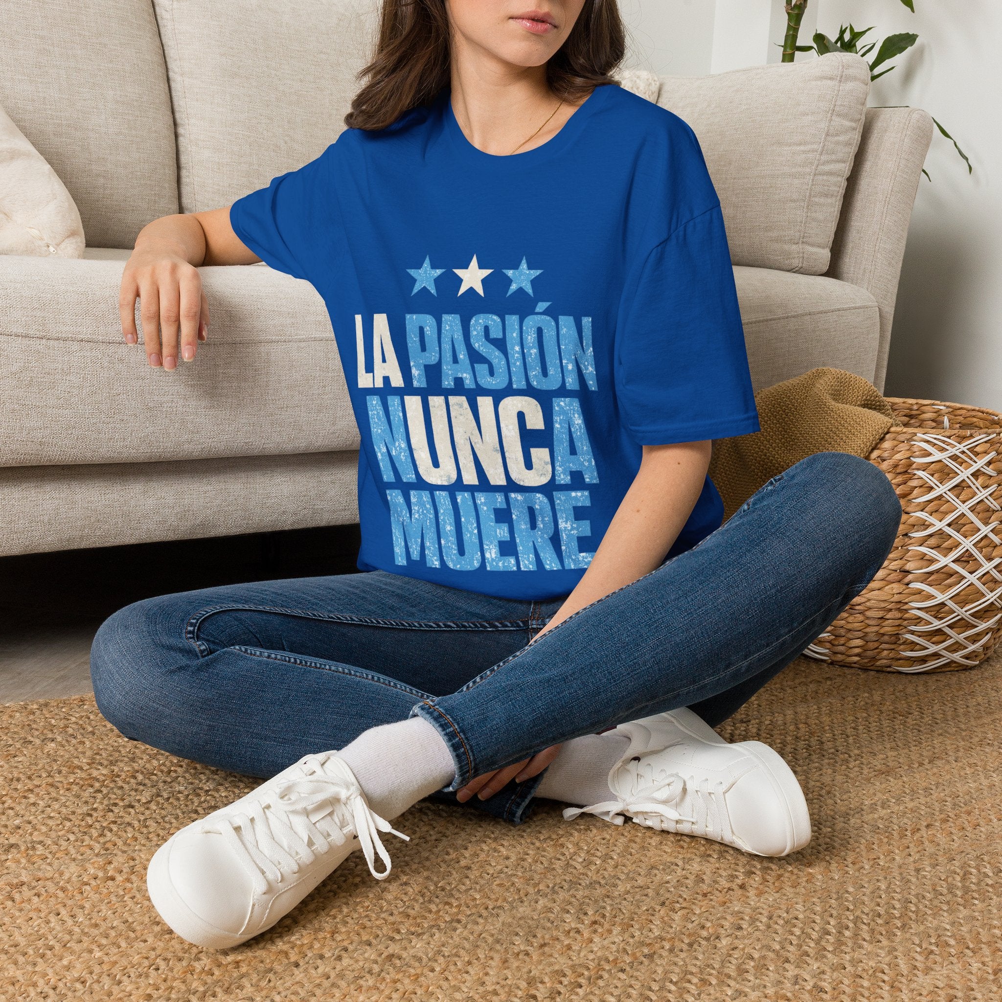 Argentina Fan Shirt La Pasión Nunca Muere T-Shirt — Spanish Pride Soccer/Fan Tee