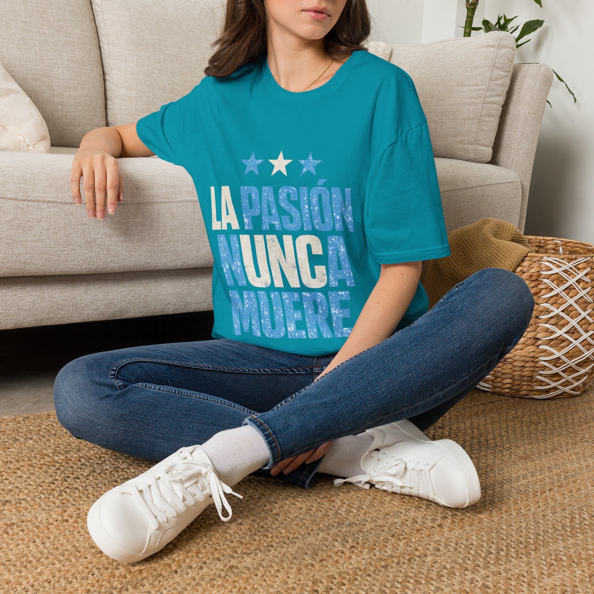 Argentina Fan Shirt La Pasión Nunca Muere T-Shirt — Spanish Pride Soccer/Fan Tee