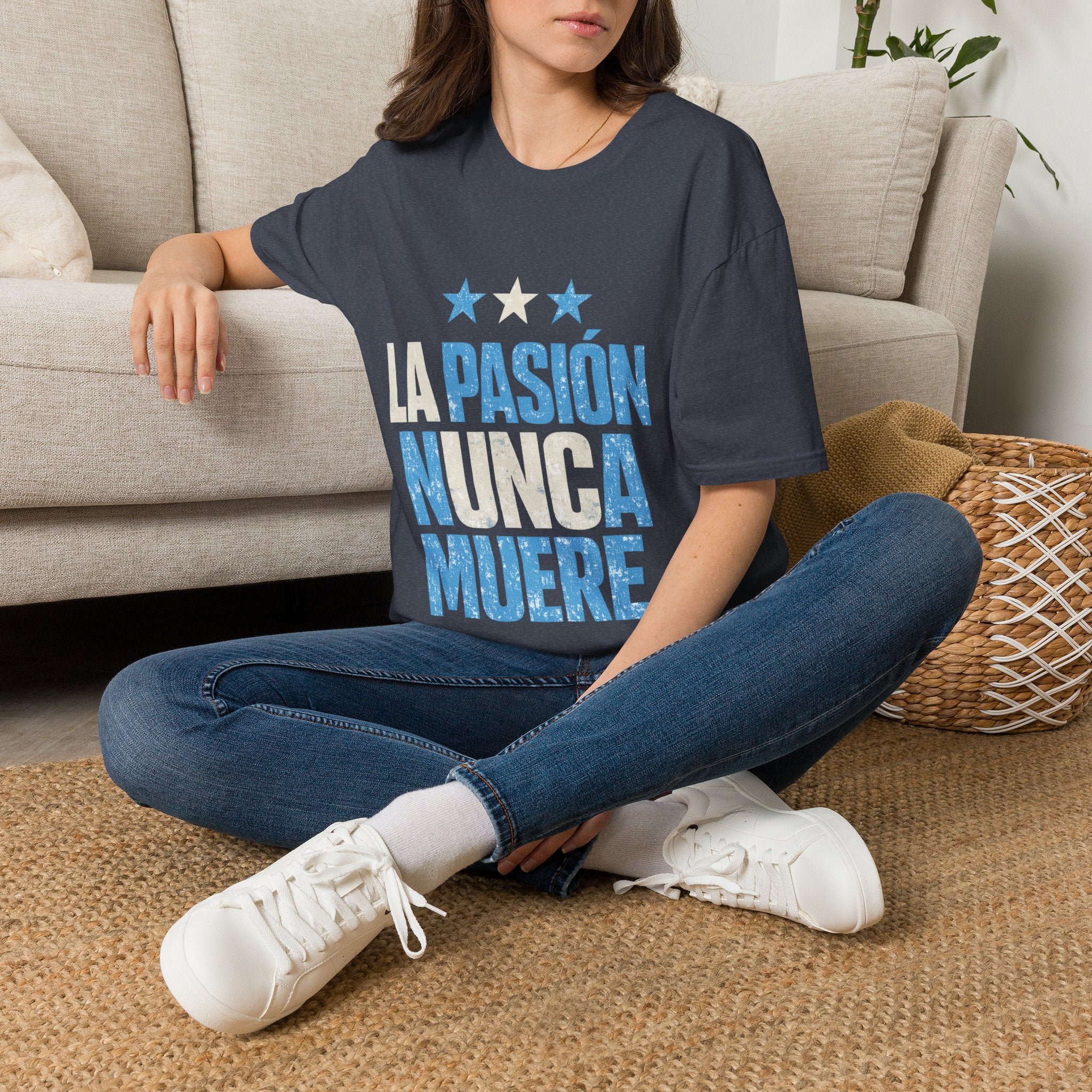 Argentina Fan Shirt La Pasión Nunca Muere T-Shirt — Spanish Pride Soccer/Fan Tee