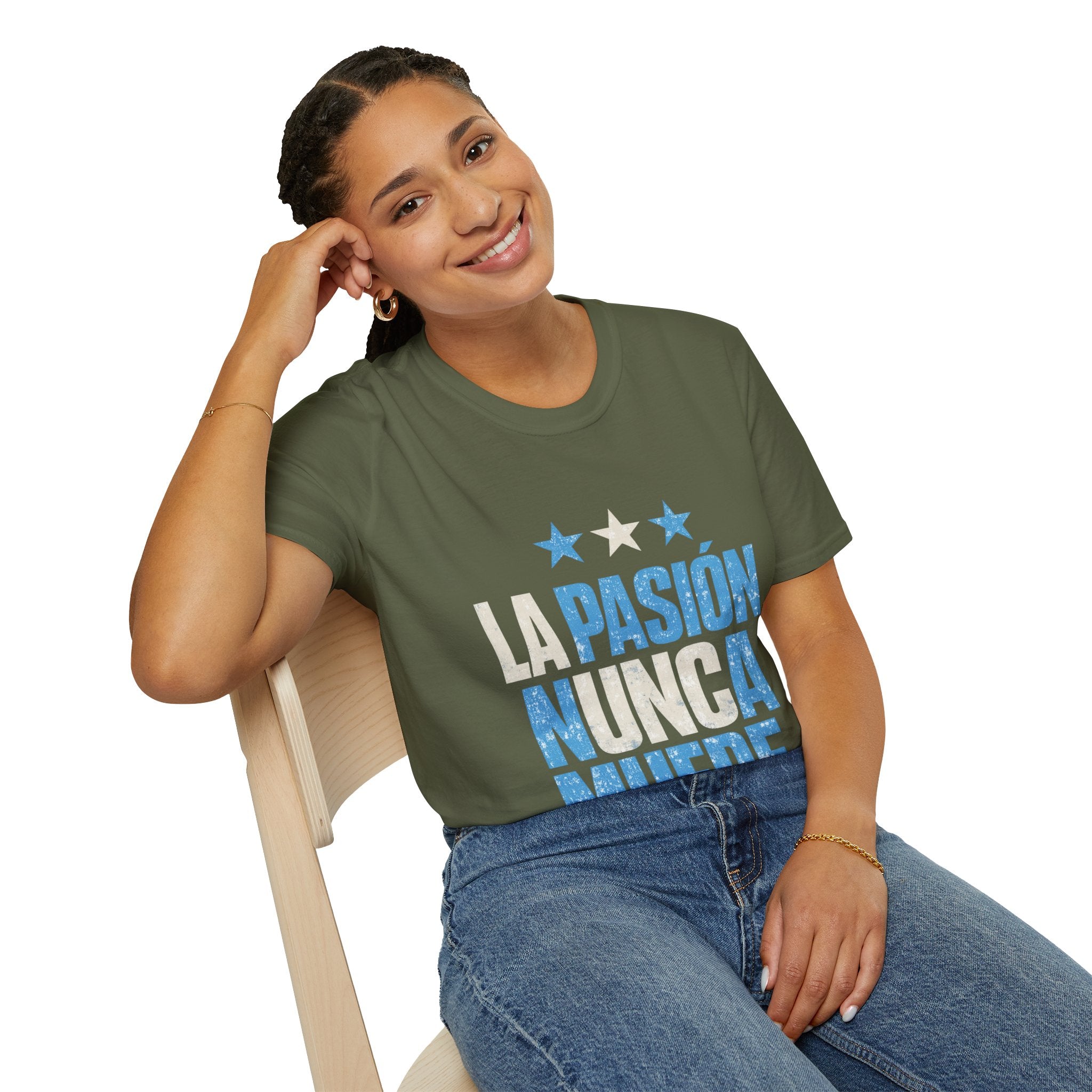 Argentina Fan Shirt La Pasión Nunca Muere T-Shirt — Spanish Pride Soccer/Fan Tee