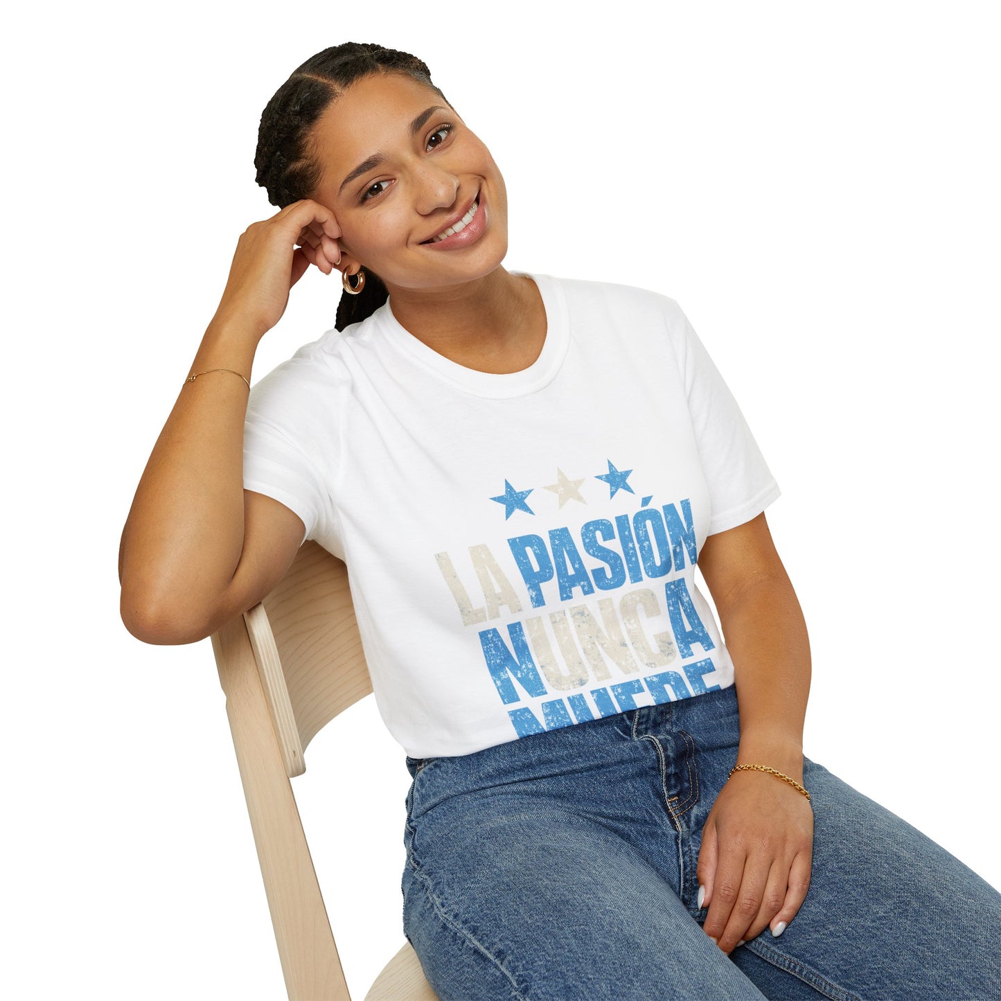Argentina Fan Shirt La Pasión Nunca Muere T-Shirt — Spanish Pride Soccer/Fan Tee