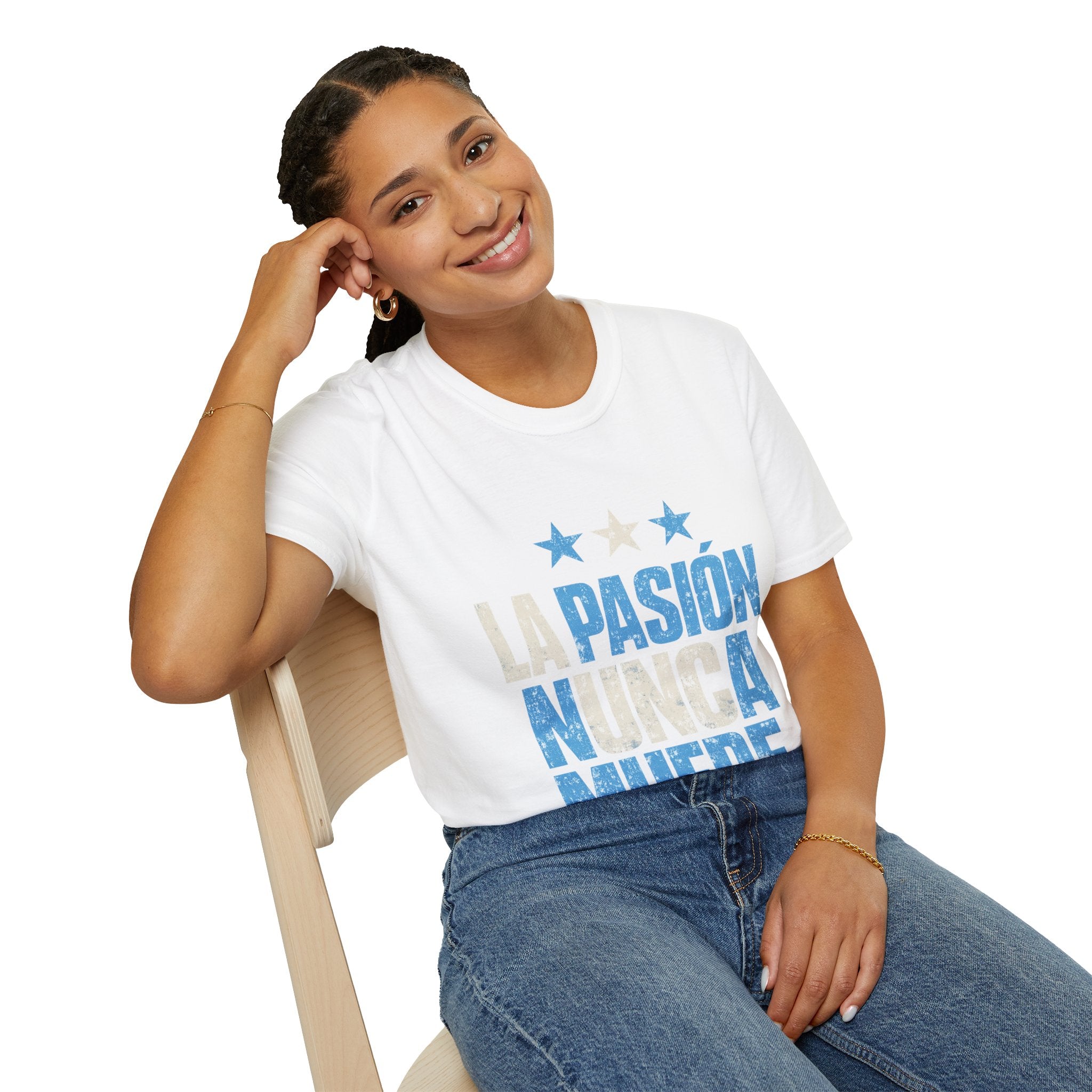 Argentina Fan Shirt La Pasión Nunca Muere T-Shirt — Spanish Pride Soccer/Fan Tee