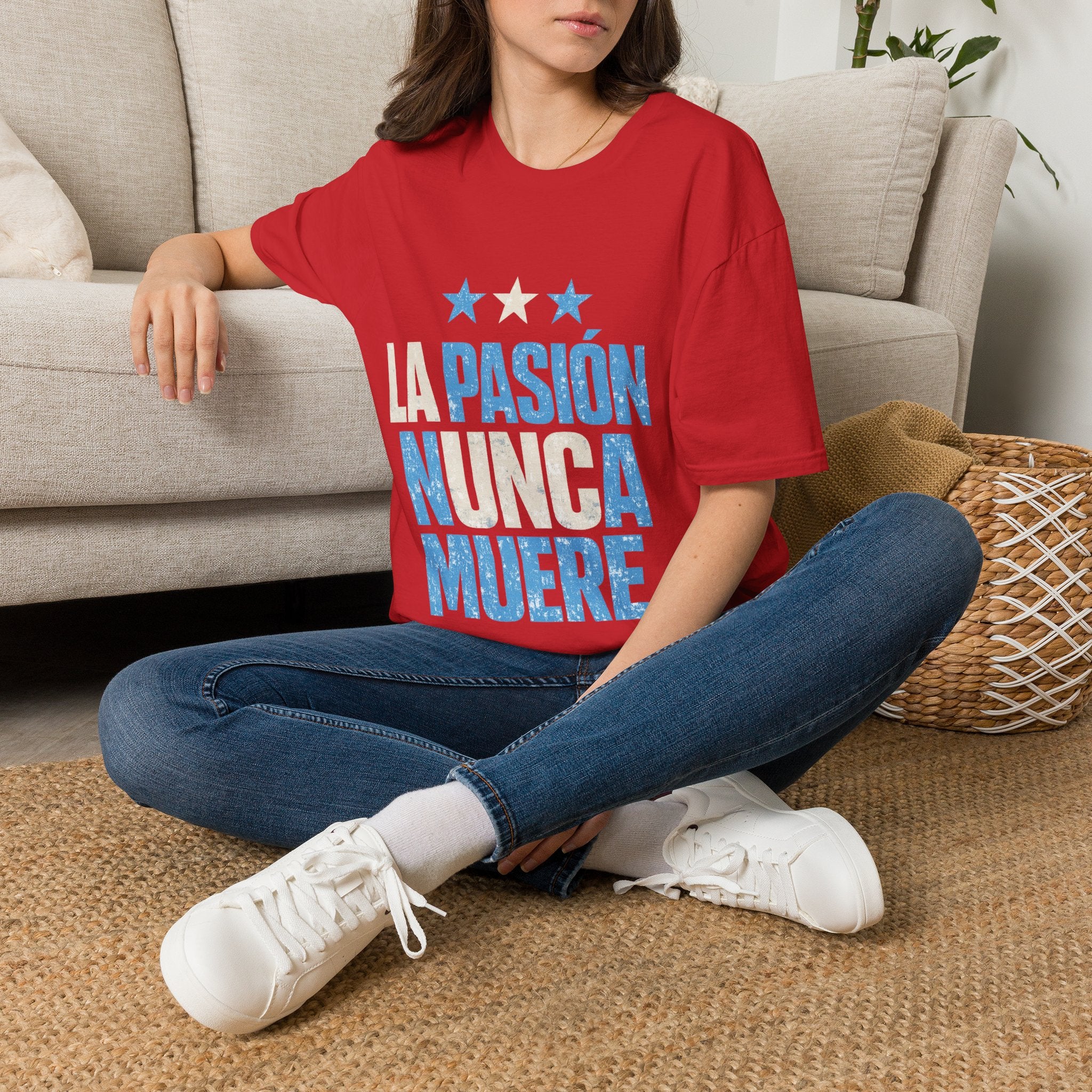 Argentina Fan Shirt La Pasión Nunca Muere T-Shirt — Spanish Pride Soccer/Fan Tee