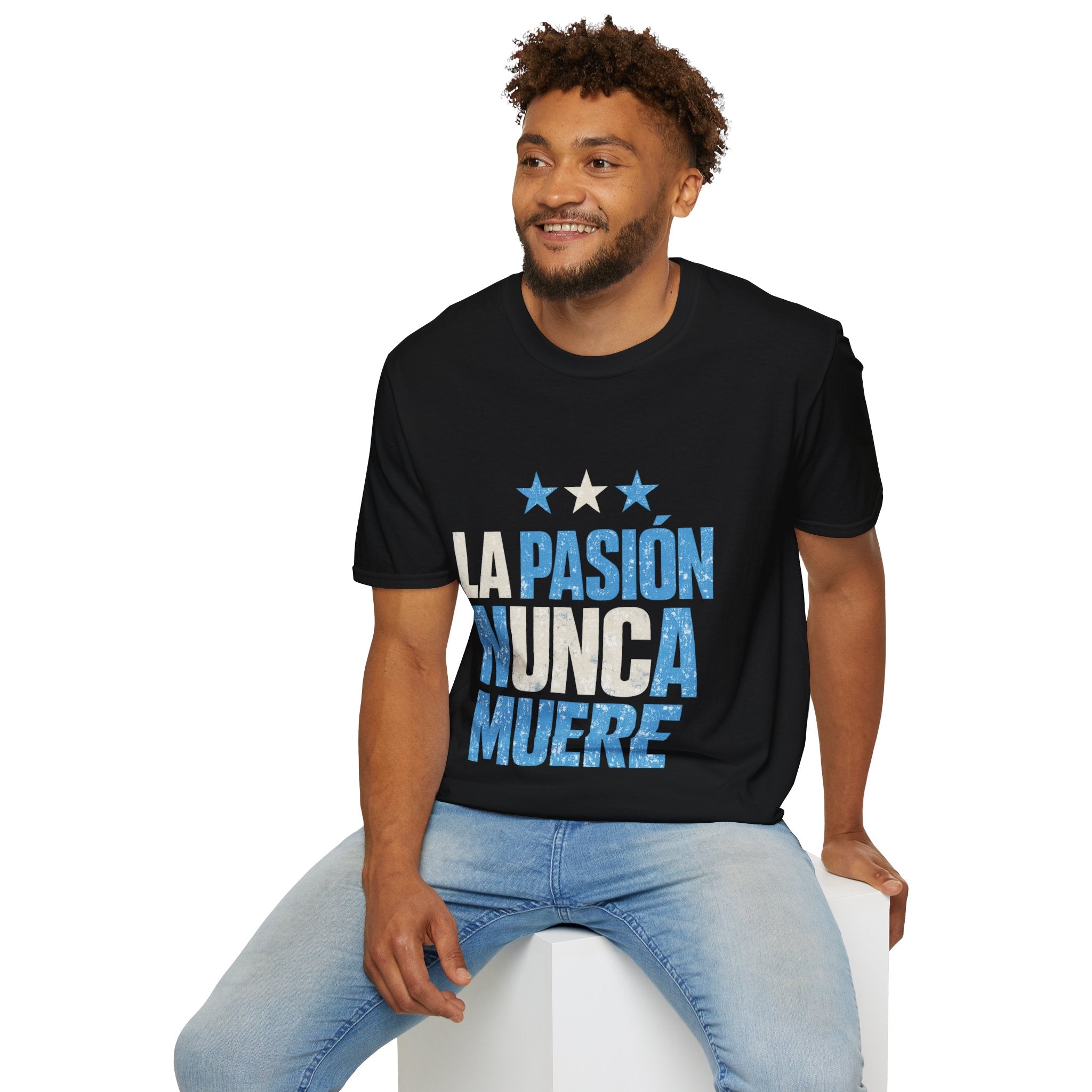 Argentina Fan Shirt La Pasión Nunca Muere T-Shirt — Spanish Pride Soccer/Fan Tee