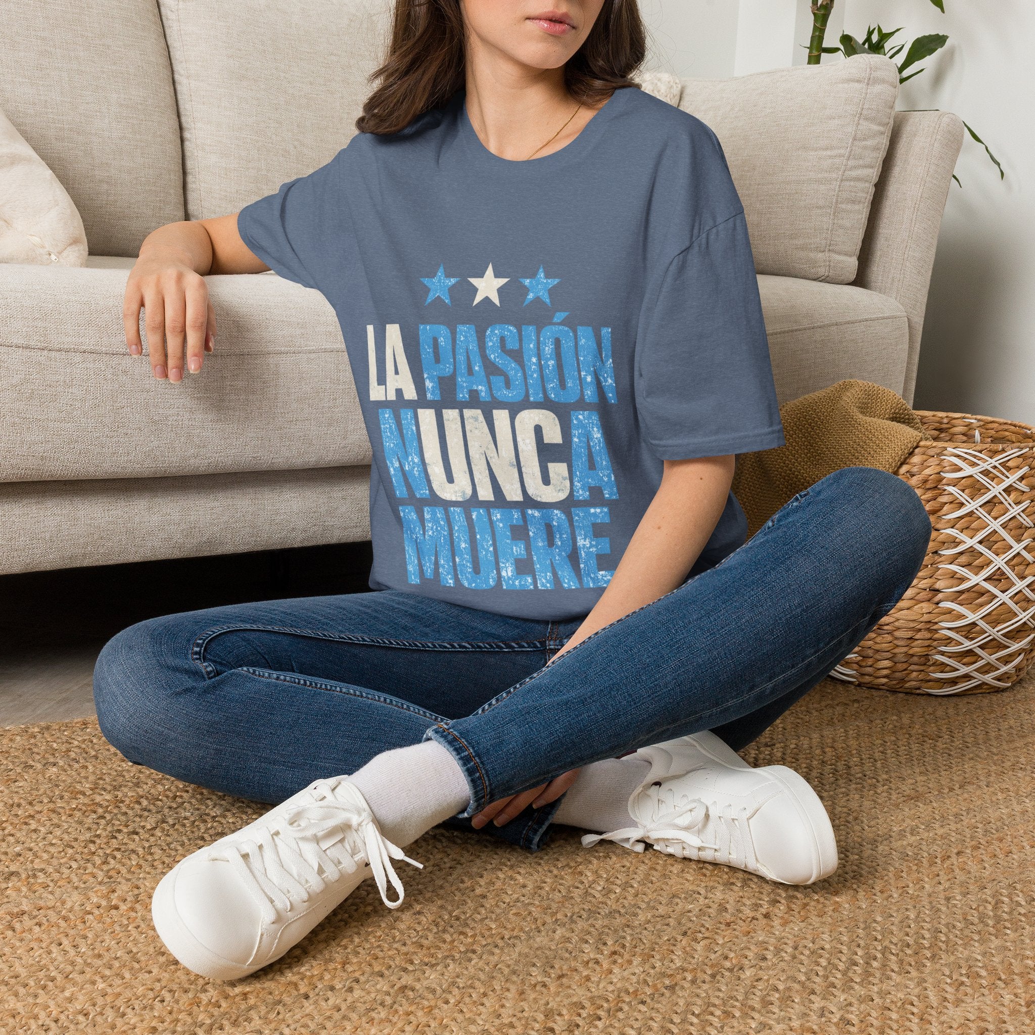 Argentina Fan Shirt La Pasión Nunca Muere T-Shirt — Spanish Pride Soccer/Fan Tee