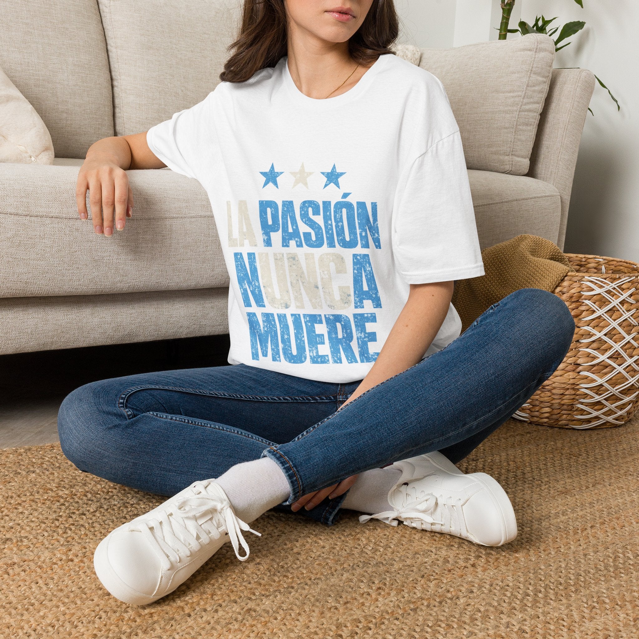 Argentina Fan Shirt La Pasión Nunca Muere T-Shirt — Spanish Pride Soccer/Fan Tee