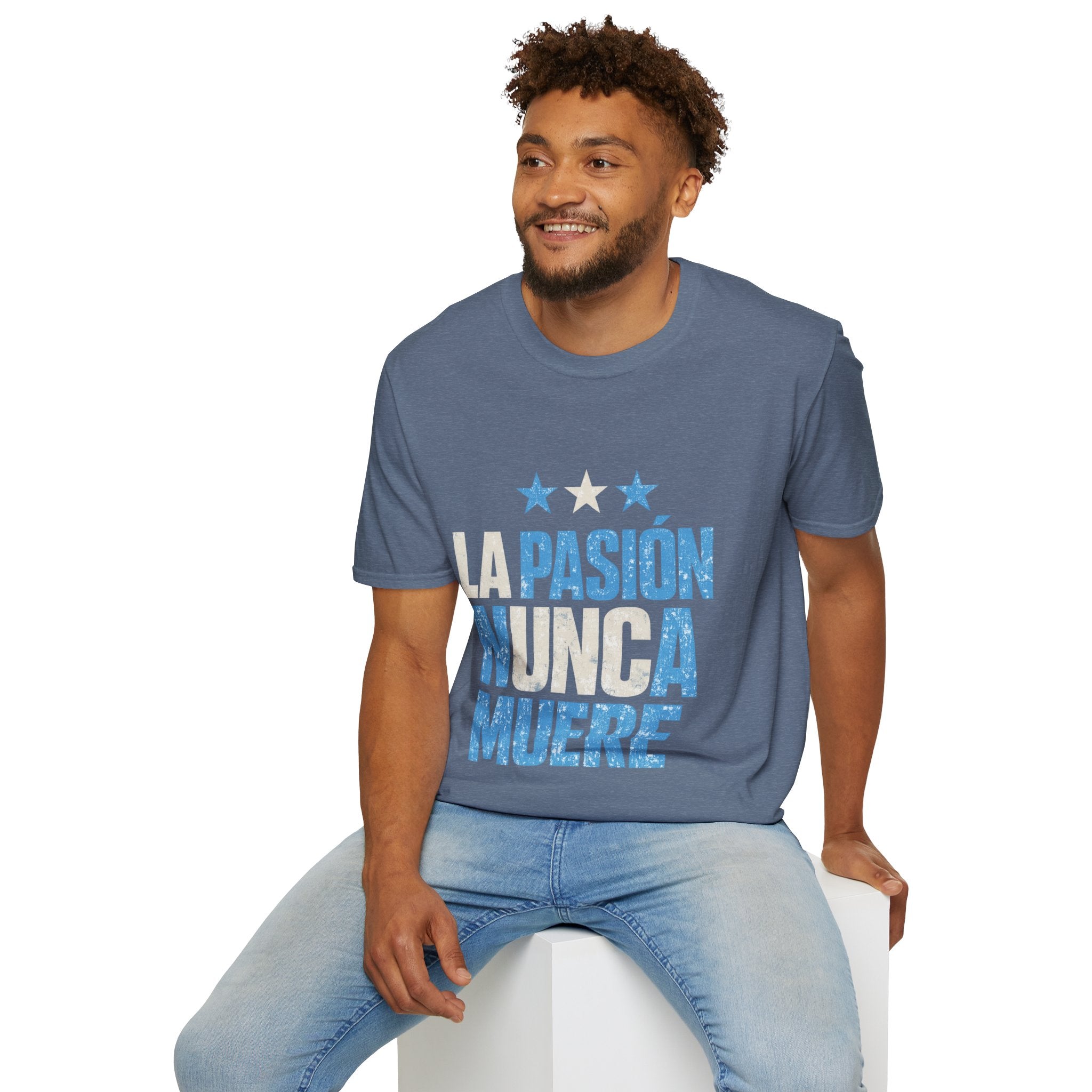 Argentina Fan Shirt La Pasión Nunca Muere T-Shirt — Spanish Pride Soccer/Fan Tee